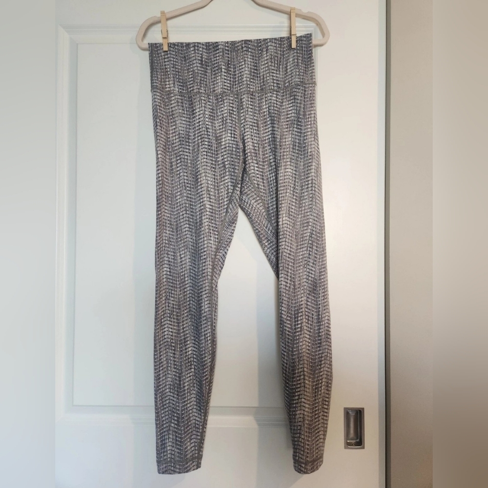 Women's Printed Leggings in Black and White